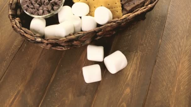 Smores mergulhar com grandes marshmallows — Vídeo de Stock