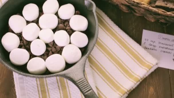 Smores Dip mit großen Marshmallows — Stockvideo