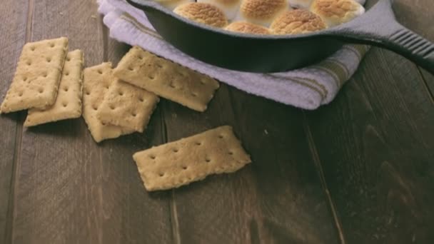 Smores dip and marshmallows — Stock Video