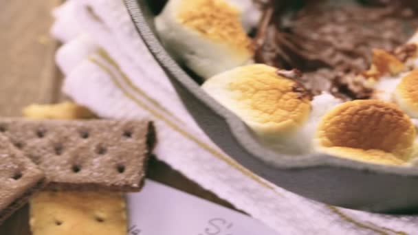 Smores dopp och marshmallows — Stockvideo