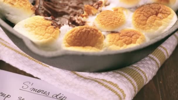 Smores dip and marshmallows — Stock Video