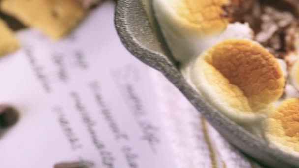 Smores Dip und Marshmallows — Stockvideo