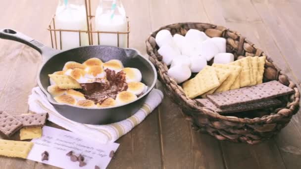 Smores mergulho e marshmallows — Vídeo de Stock