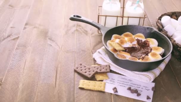 Smores dip and marshmallows — Stock Video