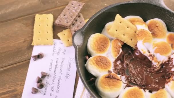 Smores duik en marshmallows — Stockvideo