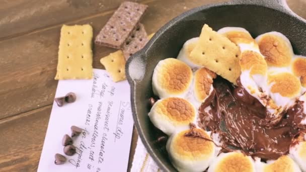 Smores duik en marshmallows — Stockvideo