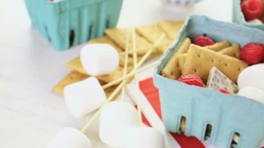 Smores taze ahududu ile.