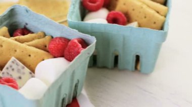 Smores taze ahududu ile.