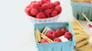 Smores taze ahududu ile.