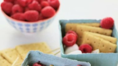 Smores taze ahududu ile.