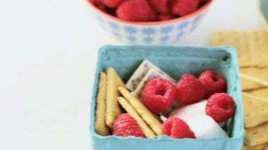 Smores taze ahududu ile.