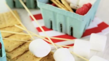 Smores taze ahududu ile.