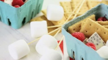 Smores taze ahududu ile.