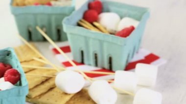 Smores taze ahududu ile.