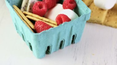 Smores taze ahududu ile.