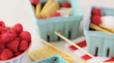 Smores taze ahududu ile.