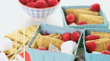 Smores taze ahududu ile.