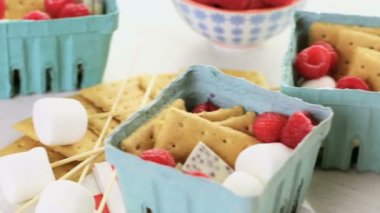 Smores taze ahududu ile.