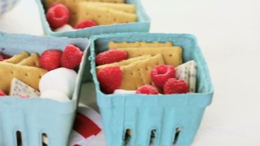 Smores taze ahududu ile.