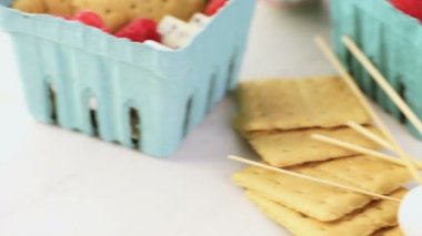 Smores taze ahududu ile.