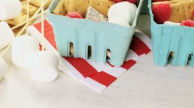 Smores taze ahududu ile.