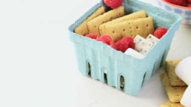 Smores taze ahududu ile.