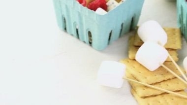 Smores taze ahududu ile.