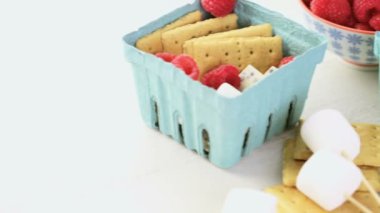 Smores taze ahududu ile.