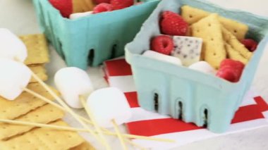 Smores taze ahududu ile.