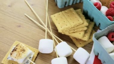 Smores taze ahududu ile.