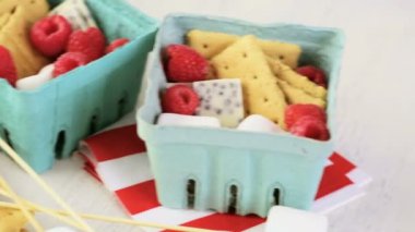 Smores taze ahududu ile.