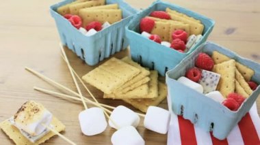 Smores taze ahududu ile.