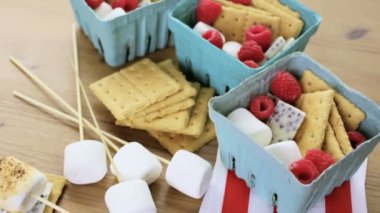 Smores taze ahududu ile.