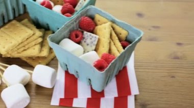 Smores taze ahududu ile.