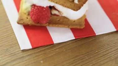 Smores taze ahududu ile.