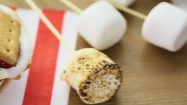 Smores taze ahududu ile.