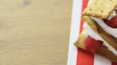 Smores taze ahududu ile.