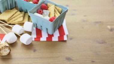 Smores taze ahududu ile.