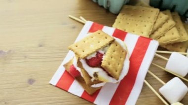 Smores taze ahududu ile.