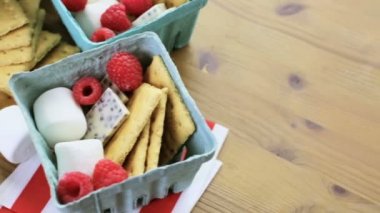 Smores taze ahududu ile.