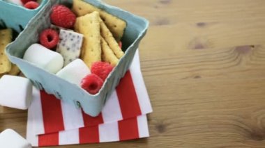 Smores taze ahududu ile.