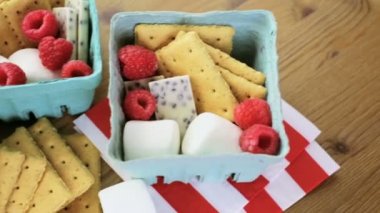 Smores taze ahududu ile.