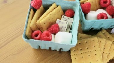 Smores taze ahududu ile.