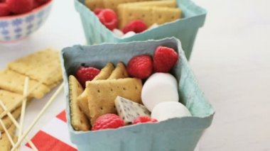 Smores taze ahududu ile.