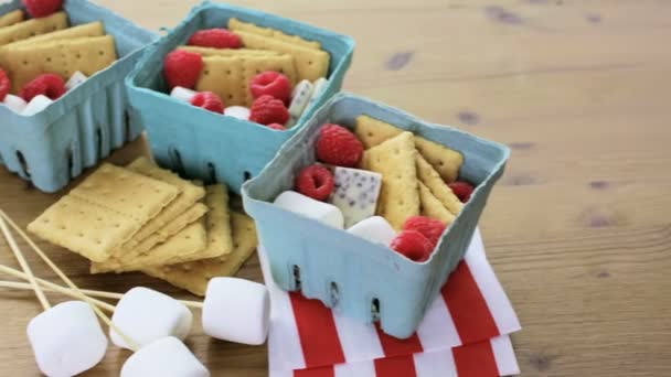 Smores with fresh raspberries. — Stock Video