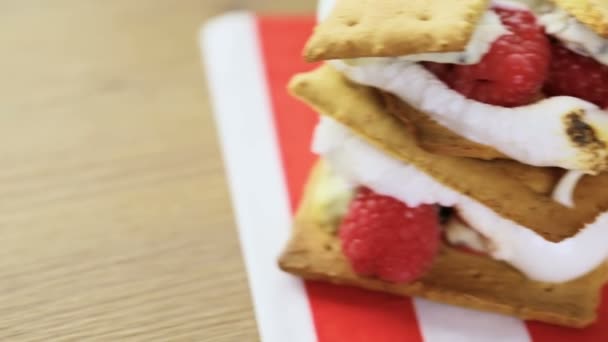 Smores com framboesas frescas . — Vídeo de Stock