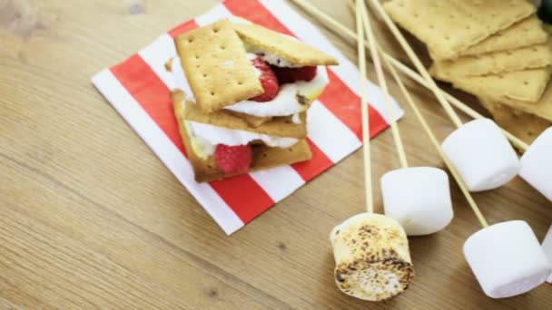 Smores met verse frambozen. — Stockvideo