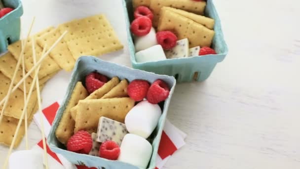 Smores aux framboises fraîches . — Video