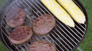 Küçük yaz piknik hamburger ve Mısır ile