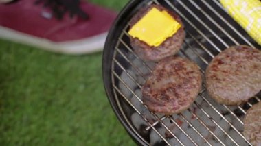 Küçük yaz piknik hamburger ve Mısır ile